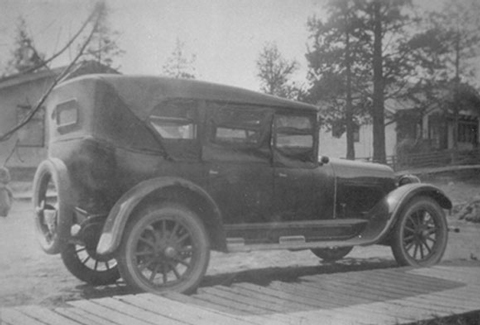 Old photo of a car from the early 1900s.