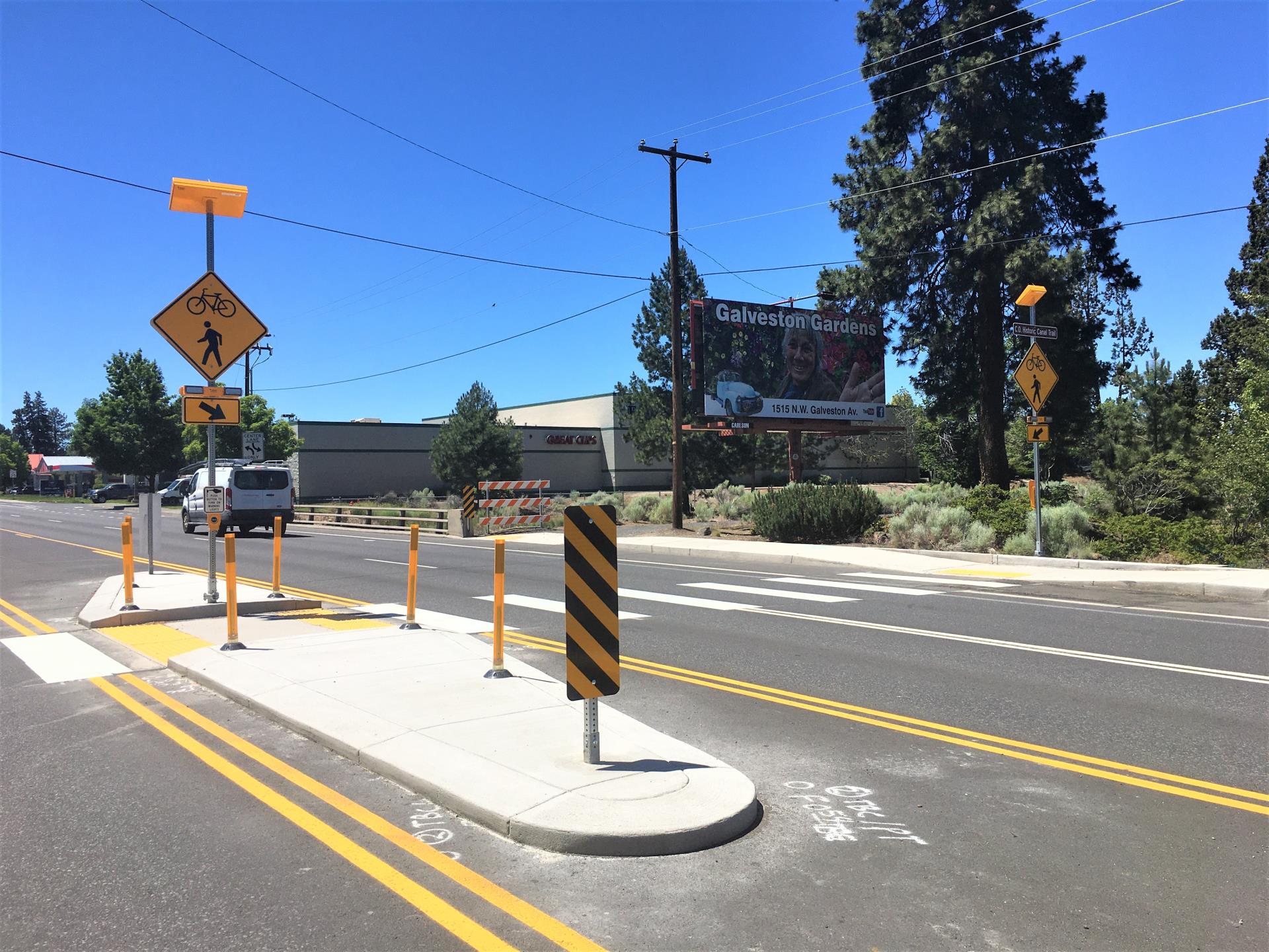 Photo of median, flashing beacons, crosswalk, at Third Street and Central Oregon Historic Canal Trail