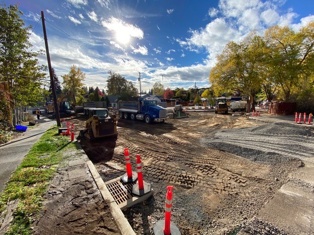 A photo of work crews and equipment at the NW Riverside Blvd & NW Congress St construction worksite.