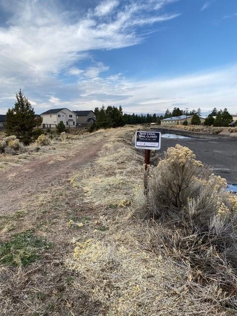 Picture showing sign indicating the trail adjacent to the North Unit Irrigation at the furutre Empire Avenue crossing closed.