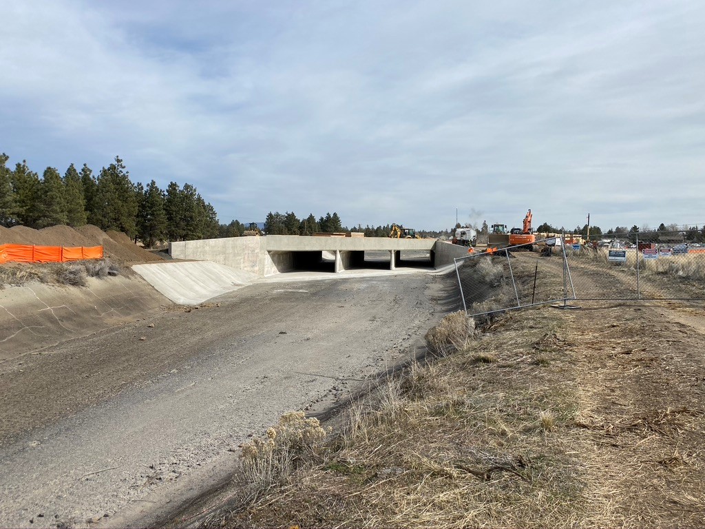 A photo of the Empire canal crossing structure.