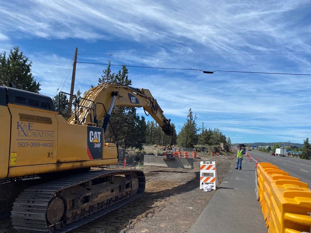 A photo of the traffic control in place on the shoulder of OR Hwy 97.