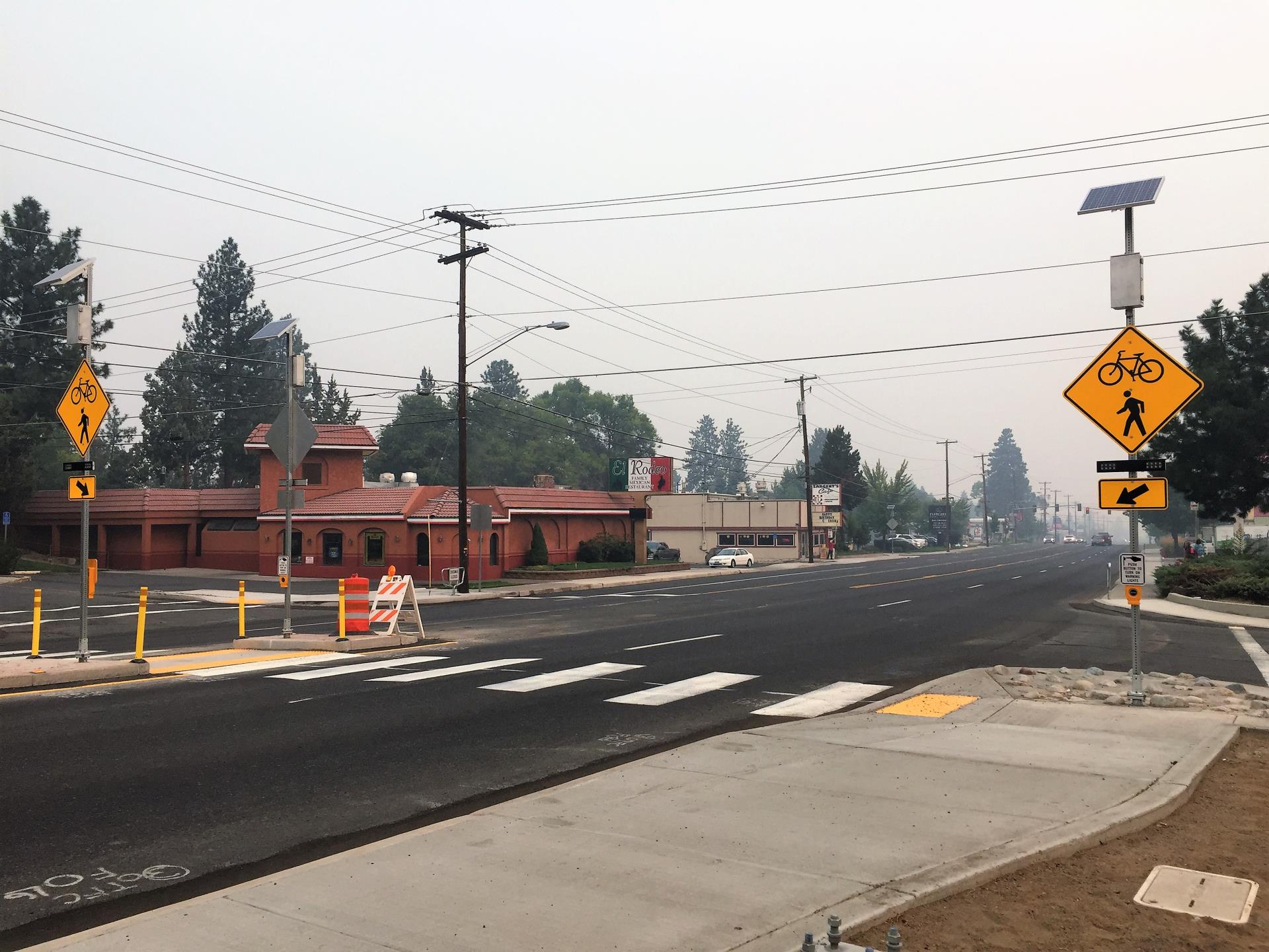 Photo of safety features at Roosevelt Avenue crossing of 3rd Street