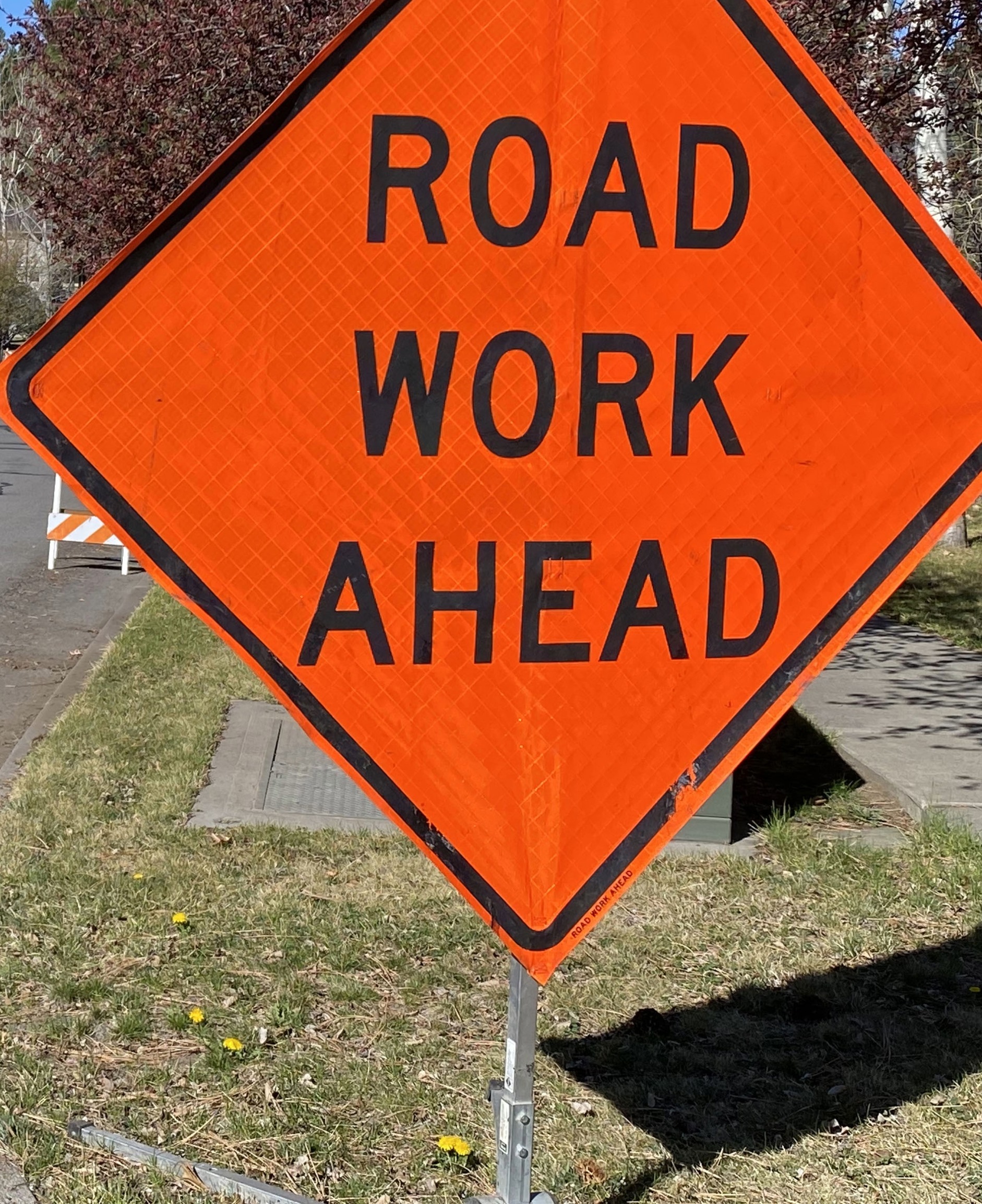 Señal de obras en la carretera.